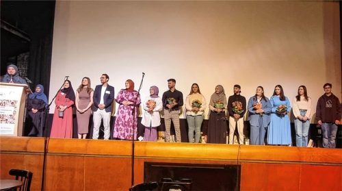 Junge Frauen und Männer, die berufliche und soziale Integration fördern wollen: (von links) Melda Sar, Medine Dogan, Anita Azap, Edona Gashi, Tayfun Samli, Kübra Kisla, Nisanur Düzenli, Nihad Mohamad, Rümeysa Sussuz, Sema Sari, Maher Mohamad, Aleyna Kocygit, Hilal Azap, Dorentina und Mehdi Nazari.Foto Ammelburger