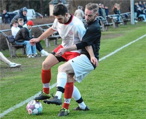 Kampf um den Ball zwischen Großholzhausens Kazim Gökce (links) und dem Bad Aiblinger Christian Sprenzel. Foto Franz Ruprecht