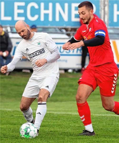 Kay-Routinier Sebastian Leitmeier (links) schirmt den Ball vor Waldkraiburgs Kapitän Sebastian Jusic ab. Foto Christian Butzhammer