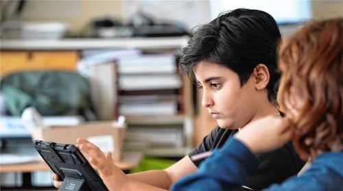 Kinder lernen in der Schule an einem Tablet. Werden sie zu oft mit ihren Problemen allein gelassen?Foto DPA