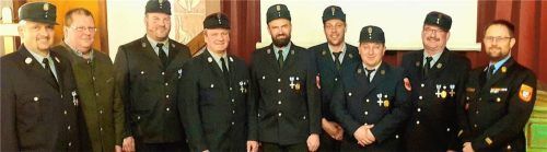 Kommandant Martin Posch (von links) und Bürgermeister Stefan Adam überreichten mit Kreisbrandmeister Marcus Huber (rechts) Ehrenzeichen in Silber und Gold an Peter Rottmoser, Christian Posch, Sebastian Hainzl, Andreas Holzmayer, Ludwig Brüchmann sowie Christian Hörfurter.Foto re