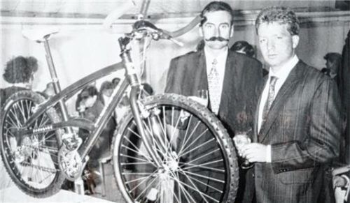 Konrad Irlbacher (rechts) macht sich mit seinen Fahrrädern und der Marke Corratec 1990 selbstständig.
