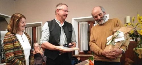 Kreisverbandsvorsitzender Rainer Steidle (rechts) ehrte in Anwesenheit der Vereinsvorsitzenden Rosmarie Landstorfer den langjährigen Vorsitzenden Werner Feuerer mit Ehrenurkunde und silberner Ehrennadel.Foto re