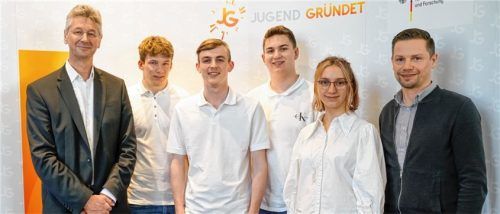 Kultusminister Michael Piazolo lobte das Team des Chiemgau-Gymnasiums mit (von links) Georg Sax, Philipp Geißelbrecht, Maximilian Scherm und Leonie Schwanecke. Lehrer Georg Klumpner begleitete die vier zur Auszeichnung nach München. Foto Jugend gründet