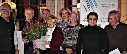 Langjährige Mitglieder: (von links) Vorstand Hubert Kurz mit den geehrten Mitgliedern Heinrich Schön, Werner Königsberger, Marille Leibl, Elfriede Reheis, Thomas Weber, Josef Pirchmoser und Erwin Plangger.Foto re