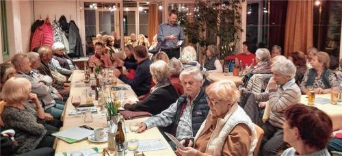 „Legen Sie einfach auf!“ – Der kriminalpolizeiliche Fachberater Dominik Röber bei seinem Vortrag vor zahlreichen interessierten Zuhörern. Foto re