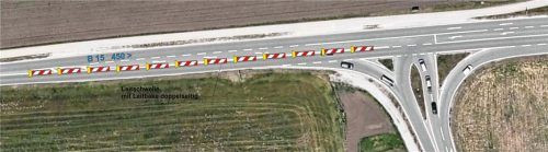 Leitschwellen und Fahrbahnmarkierungen sollen den Bereich der Abzweigung der B15 in die St2079 sicherer machen.Staatliches Bauamt Rosenheim