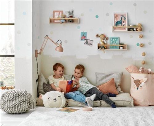 Lesen, lernen, spielen, ausruhen: Kinder verbringen sehr viel Zeit in ihrem Zimmer und sollten dort möglichst keinen Schadstoffen ausgesetzt sein. Foto DJD/Erfurt Tapeten