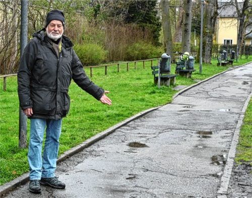 Lothar Schmidt hat kaputte Wege wie diesen satt. Foto  Schlecker