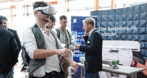 Mehr als 180 Unternehmen stellten sich bei der Ikoro vor und warben für sich als attraktive Arbeitgeber. An einem Messestand konnten Studenten eine Virtual-Reality-Brille testen. Foto Andreas Jacob