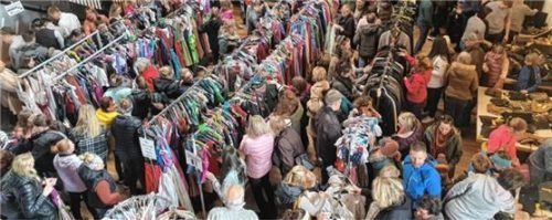 Mehr als 260 Besucher kamen zum Markt in den Pruttinger Dorfstadl. Foto re