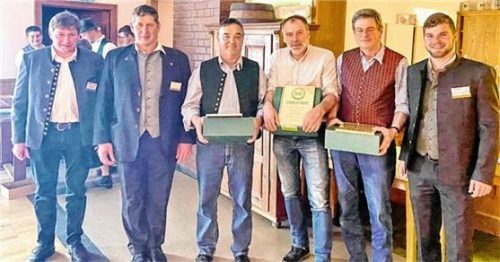 Mehr als 30 Jahre ehrenamtlich im Dienst: (von links) Der stellvertretende Vorsitzende Anton Braun und Vorsitzender Franz Xaver Blinninger sowie Geschäftsführer Hötzelsperger (rechts) zeichneten Jakob Kreckl, Anton Maier und Georg Moosegger aus.Foto Hötzelsperger
