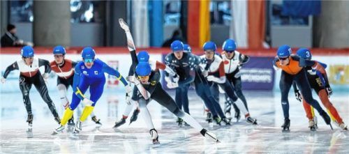 Mit einem furiosen Lauf sorgte Gabriel Groß (vorne) unter anderem im Massenstart bei der Junioren-WM in Inzell für Aufsehen. Nun rückt er in die Altersklasse der Neo-Senioren auf.Foto Ernst Wukits