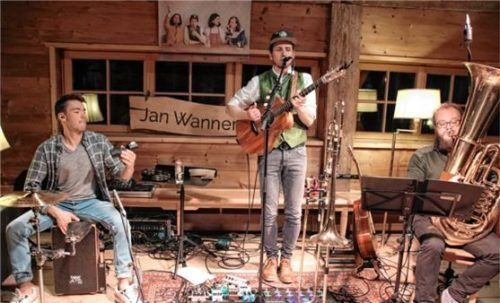 Mit „Liedermacherei“ machen sie die Herzen leicht: Jan Wannemacher, Ilya Khenkin (Tuba) und Lukas Schöberl (Cajon) im HilgerhofFoto Benekam