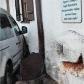 Stopp beim Metzger an der Hausmauer