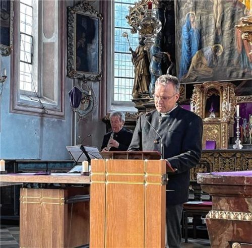 Musikalische Andacht mit Pfarrer Paul Janßen und Oboeist Professor Hansjörg Schellenberger in der Sachranger Pfarrkirche. Foto kirchner