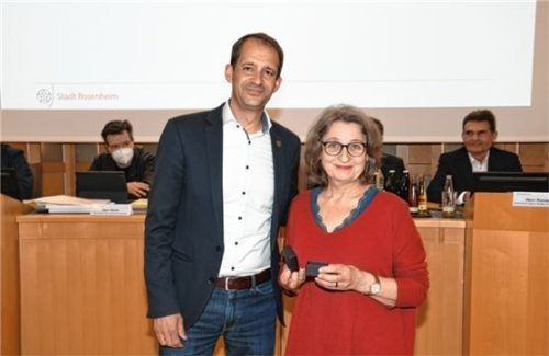 Nach elf Jahren legt Regina Georg ihr Amt als Stadträtin nieder. Oberbürgermeister Andreas März überreichte ihr eine Ansteckrose als Abschiedsgeschenk. Foto Peter Schlecker