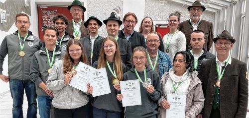 Nach erfolgreicher Stadtmeisterschaft zeichnen die Kolbermoorer auch die Schützinnen für ihre Treffsicherheit aus: (vorn, von links) Stefanie Hundhammer (Dritte, Luftpistole, Jugend), Antonia Seiffert (Erste, Luftpistole, Jugend) und Lisa Determeyer (Zweite, Luftpistole, Jugend) sowie Maria Cupo (Zweite, Luftgewehr, Damen). Foto SG Kolbermoor