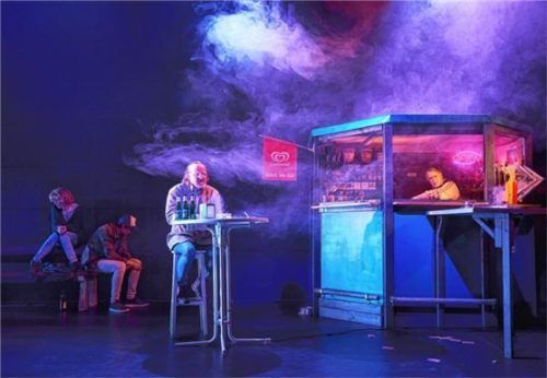 Nachts treffen sich die Außenseiter der Gesellschaft im Stehausschank, dargestellt von (von links): Annett Segerer, Andreas Hagl, Hilmar Henjes und Carsten Klemm. Foto Christian Flamm