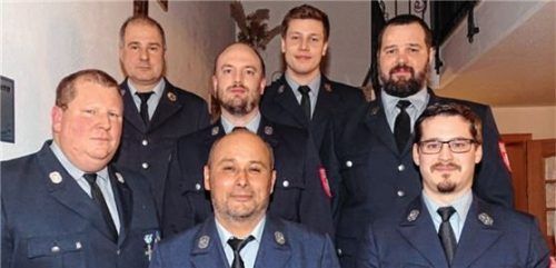 Neuer Vorstand: (vorne, von links) Bürgermeister Stefan Adam gratulierte dem stellvertretenden Kommandanten Andreas Fridgen, Kommandanten Peter Lechner sowie (hinten, von links) dem stellvertretenden Vorsitzenden Christoph Schwarz, Kassier Sebastian Otter, Schriftführer Stephan Rothstein und dem Vorsitzenden Julian Rolle.Foto re