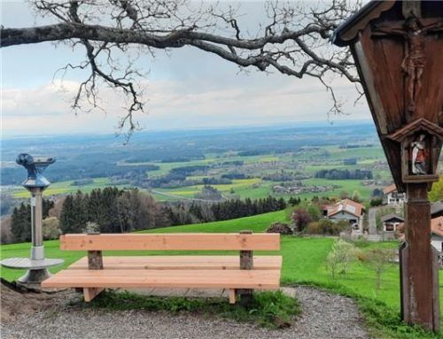 Neues Bankerl: Bauhofmitarbeiter haben die kaputte Bank bereits durch eine neue ersetzt. Foto re