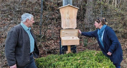 Noch sind die Kisten leer, wovon sich Initiatorin Margarete Pirchmoser und Franz Kurz persönlich überzeugen. Foto Franz Hoffmann