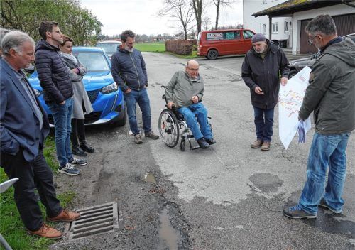 Ortsbesichtigung: Planer Otto Kurz (Zweiter von rechts) präsentiert den Stephanskirchner Gemeinderäten und der Verwaltung an Ort und Stelle, wie er sich den Ausbau der Westerndorfer Straße vorstellt. Foto Hampel