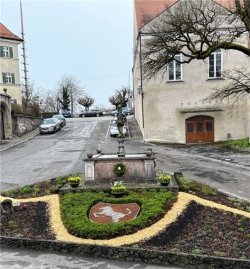 Ostern steht vor der Tür – der Brunnen ist schon festlich geschmückt. Fotos re