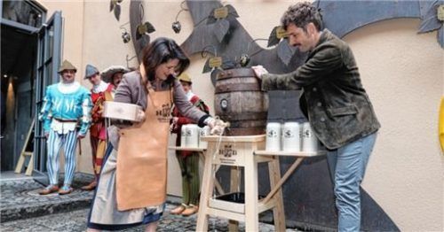 O’zapft is! Michaela Kaniber zapfte ein von Bräu Maximilian Sailer festgehaltenes Holzfass an. Foto Peter
