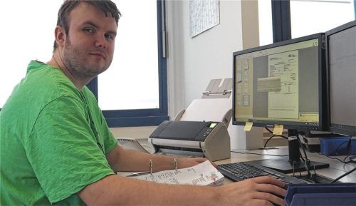 Patryk ist einer der acht Beschäftigten in der Gruppe Digitalisierung. Foto Caritas Wendelstein Werkstätten