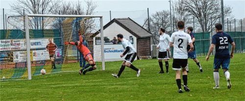 Pechvogel des SC Inzell in der Partie beim ASV Au war Rene Brüning-Wolter. Hier überwindet er zum zweiten Mal seinen eigenen Torhüter Pirmin Gollinger.Foto Franz Ruprecht