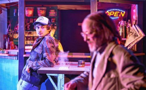 Pepel, jungenhaft von Andreas Hagl verkörpert, und Kleschtsch, gespielt von Schauspieler Hilmar Henjes.Foto flamm