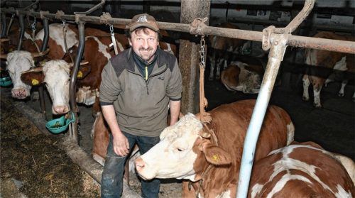 Philipp Wimmer musste drei seiner Kühe notschlachten, weil sie sich bei der Überflutung des Stalles verletzt hatten. Foto  Schlecker