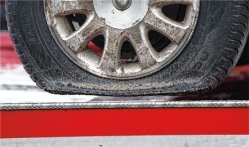 Die Polizei bittet um Mithilfe: Ein unbekannter Täter hat die Autoreifen eines BMW zerstochen. Foto dpa