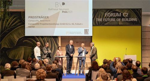 Preisverleihung des „Balthasar Neumann Preises“ auf der BAU 2023: (von links) Tobias Götz, Geschäftsführender Gesellschafter von Pirmin Jung, Christian Schlüter, Geschäftsführender Gesellschafter des Architekturbüros ACMS, Katja Reich, stellvertretende Chefredakteurin DBZ, Peter M. Astner, Projektpartner von PMA Invest, Wolfgang Bogner, Bauherr und Geschäftsführer von Eckpfeiler Immobilien, sowie Christoph Schild, Präsident des BDB. Fotos Samuel Grotmann, 10Matters GbR (1)/ CampusRO/ Sigurd Steinprinz (2)