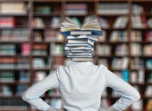 Roman ausgelesen und kein Platz im Regal? Büchereien freuen sich meist über Spenden. Foto G.Altmann/pixabay