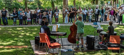 Rund ums Kolbermoorer Rathaus wird auch in diesem Jahr wieder viel los sein so wie hier beim Fest zur Einweihung des neuen Ensembles im vergangenen Jahr. So feiert der Trachtenverein sein 130-Jähriges, die Musikschule spielt für etwa 4000 Neubürger auf und ab August gibt es eine zweimonatige Friedensaktion. Foto Thomae