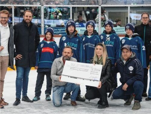 Sagenhafte 26000 Euro wurden bei einem Benefizspiel des ERSC Ottobrunn für Mike Glemser gesammelt. Der Scheck wurde an Ken Glemser und Lara Lindmayer (vorne) übergeben.Fotos Ruprecht