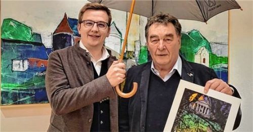 Schirmherr Bürgermeister Christoph Schneider (links) und Theaterleiter Heinz Baumgartner freuen sich auf die sechs Vorstellungen. Foto re