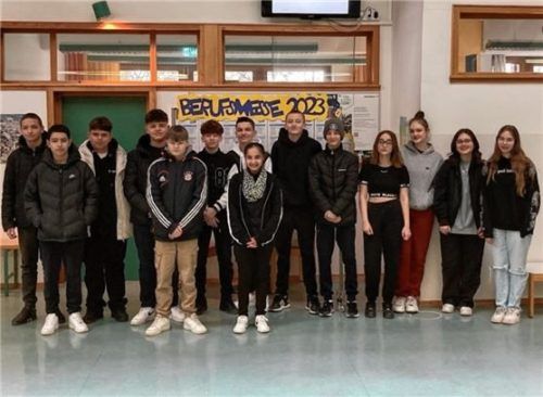 Schüler der Klasse 8a, die bei der Organisation der Berufsmesse tatkräftig mitgeholfen haben.Foto re