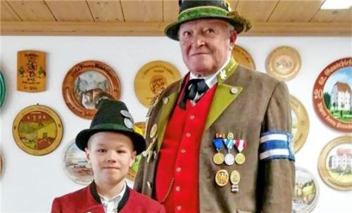 Schütze Matthias Hochhäuser mit Großvater und Ehrenhauptmann Günther Hochhäuser von der GSK Neubeuern. Foto Hötzelsperger
