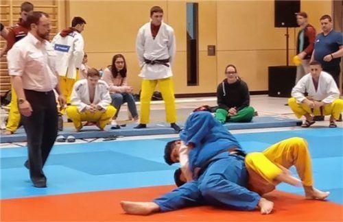 Schwergewichtler Daniel Messelberger hält seinen Gegner erfolgreich fest.Foto Weisser