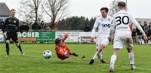 Sebastian Spinner vom TSV Kastl setzte im Spiel gegen den TuS Raubling mit Torhüter Alexander Kuile den Schlusspunkt zum 4:1.Foto Gabi Zucker