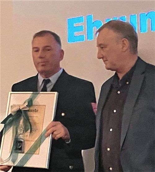 Seine Urkunde erhielt Wolfgang Stanek (links) durch den Zweiten Bürgermeister Robert ZehetmaierFoto re