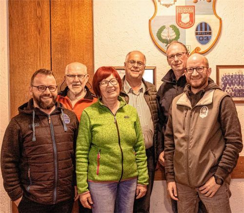 Seit Januar treffen sie sich einmal im Monat, um das Fest am 17. Juni vorzubereiten: (vorn, von links) Hans Zurl (Fußball), Gabi Hempel (Trommler) und Stefan Seiffert (Schützen) sowie (hinten, von links) Siegi Zimprich (Rauchclub), Hermann Tutschka (Ortskartell) und Josef Hofmann (Feuerwehr). Foto Thomae
