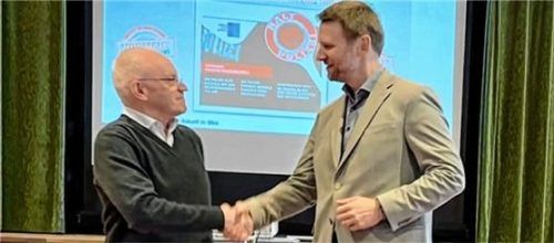 Seniorenbeauftragter Josef Gasteiger (links) dankt Kriminalhauptmeister Dominik Röber für dessen Vortrag.Foto re