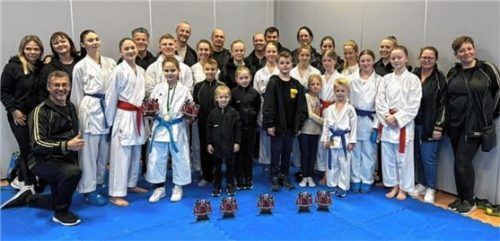 Sensei Adnan Akgün (vorne links) mit seinen Athleten und Betreuern in der Eurofoam Arena.