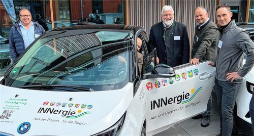 Sie brechen eine Lanze für das Zukunftsmodell „e-Carsharing“: (von links) Stefan Barber, Chef der Stadtwerke Bad Aibling, Kolbermoors Bürgermeister Peter Kloo, Bezirksrat Sebastian Friesinger, INNergie-Geschäftsführer Frank Quaas und Maximilian Werndl vom Kolbermoorer Projektentwickler Werndl&Partner. Fotos Gerlach