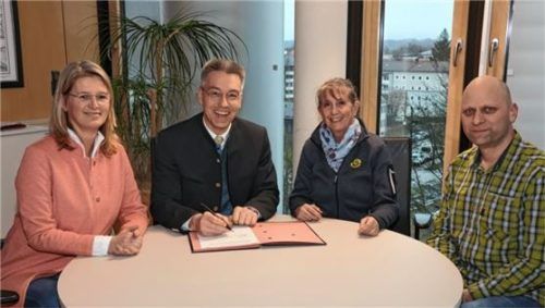 Sie freuen sich auf die weitere Zusammenarbeit: (von links) Jugendamtsleiterin Sabine Stelzmann, Landrat Otto Lederer, Kreisjugendring-Vorsitzende Erika Spohn und Jörg Gießler vom Kreisjugendring.Foto  Landratsamt Rosenheim