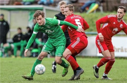 Siegsdorfs Florian Aigner setzt sich hier gegen die Finsinger Dominik Bluhme und Sebastian Schätzl durch.Foto Hans Weitz